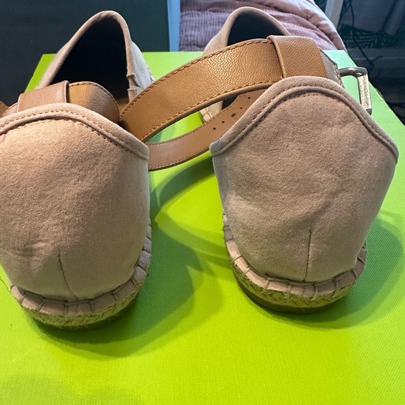 Flats - Picture 3 of 3